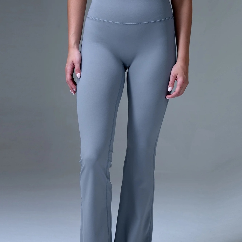 NWT Gray MFD High Waisted Flare Yoga Legging in Sz (M)